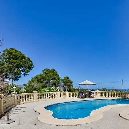 Fortuna - у Estudios Vacaciones Con Territorio Y Piscina Comun, Guest house