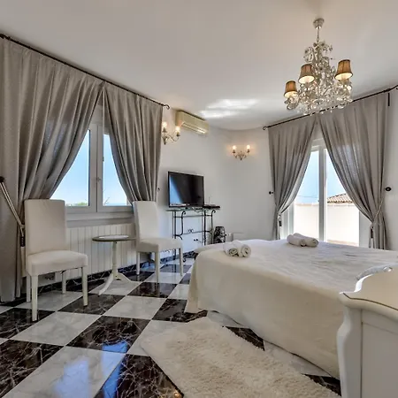Guest house Fortuna - у Estudios Vacaciones Con Territorio Y Piscina Comun,